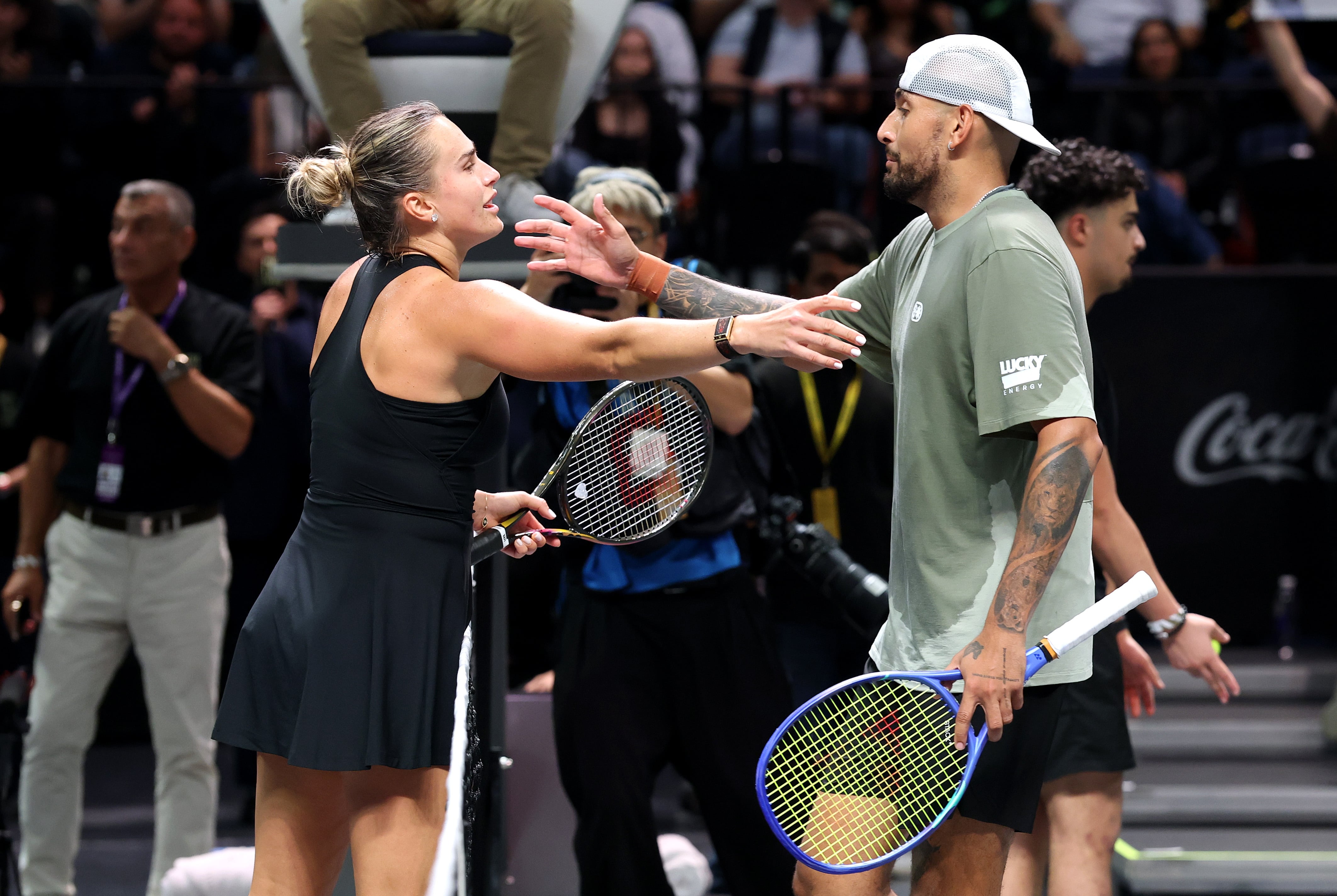 Kyrgios gana la falsa batalla de los sexos del tenis a Sabalenka en Dubái