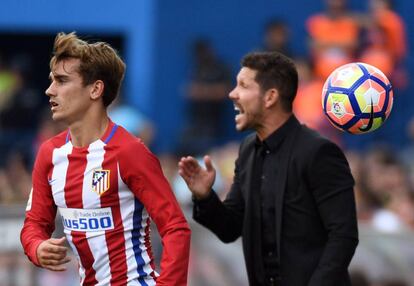 Simeone da instrucciones ante la presecia de Griezmann.