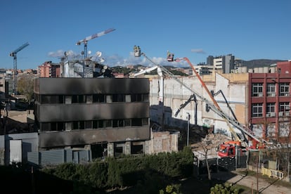 La nave calcinada en Badalona, en diciembre de 2020, en la que murieron cuatro personas.