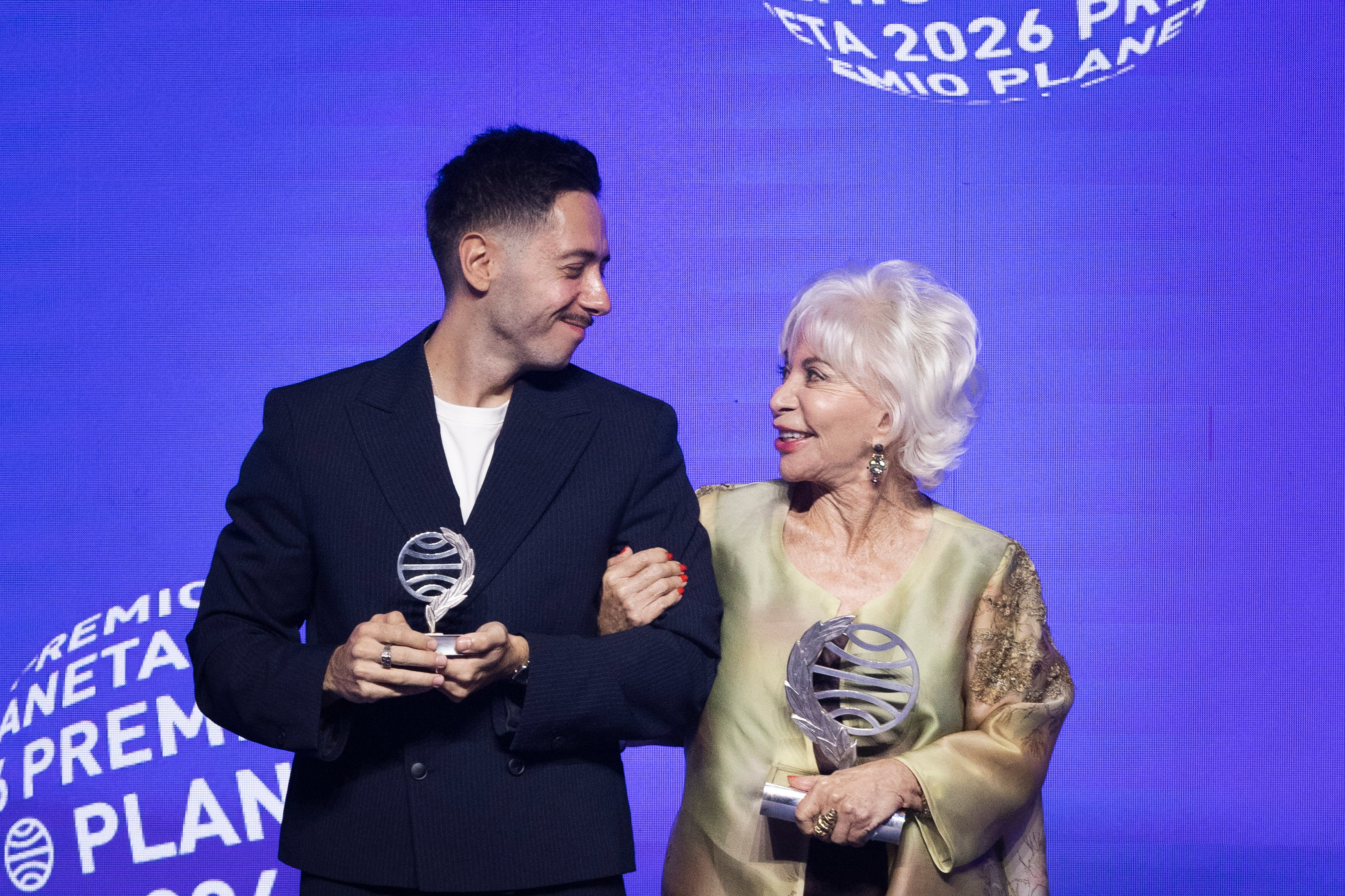 La escritora Isabel Allende, ganadora del 75.º Premio Planeta, junto al escritor Sergio Hernández, finalista del certamen.