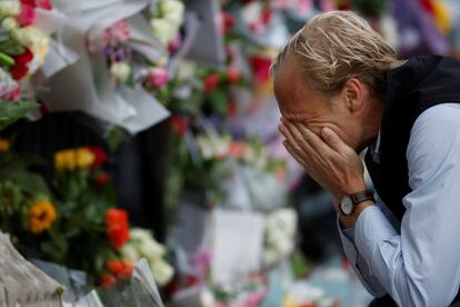 Un hombre muestra su tristeza por la muerte de Isabel II, este viernes en Londres. Cientos de personas se acercaban desde las primeras horas de la mañana al área del palacio de Buckingham, adornado ya con incontables y coloridos ramos 
de flores. 