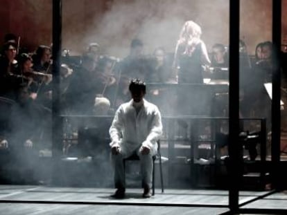 William Morgan como Tom Rakewell al comienzo de la ópera. Al fondo, Barbara Hannigan al frente de la Sinfónica de Gotemburgo.