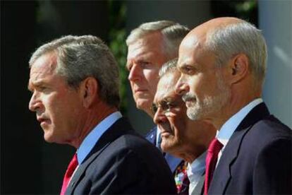 George W. Bush, junto al general Richard Myers (izquierda), Donald Rumsfeld (centro) y Michael Chertoff.