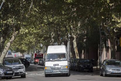 Un vehículo contaminante en Barcelona. 