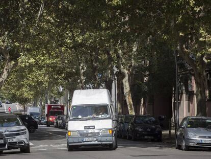 Un vehículo contaminante en Barcelona. 