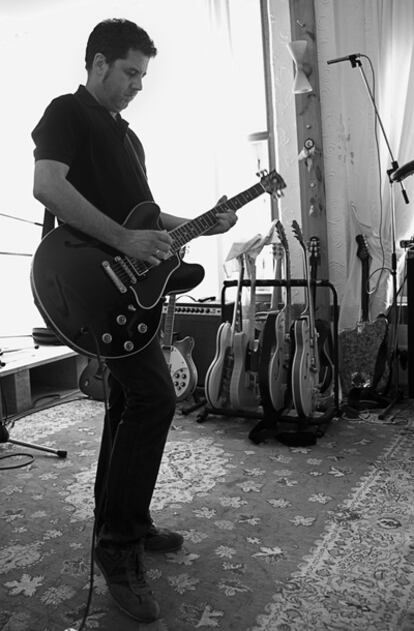 Lapido toca la guitarra durante la grabación en los estudios Gismo 7 en Motril.