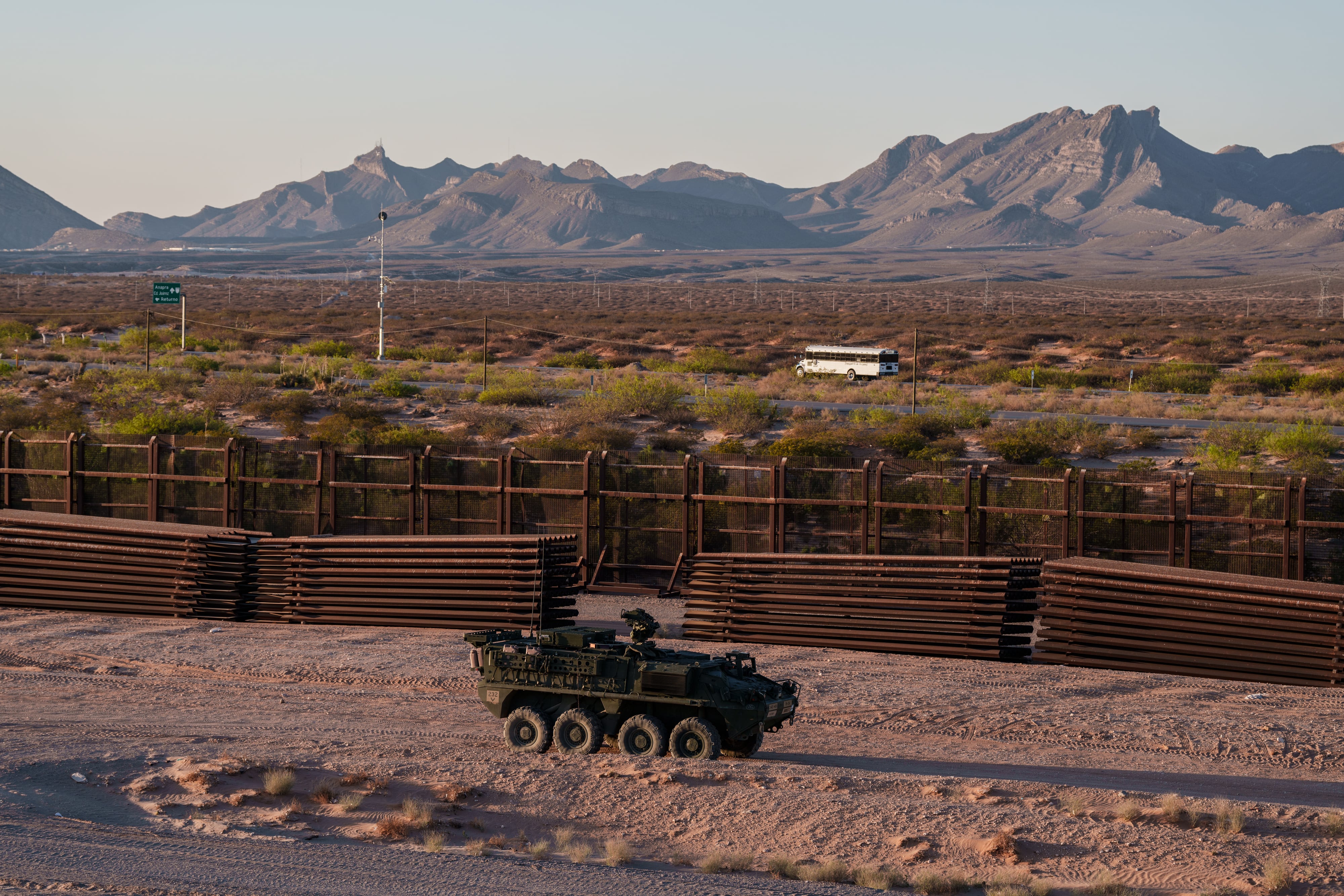 Un vehículo de transporte de infantería blindado Stryker, utilizado por el Ejército del norteamericano desplegado a lo largo de la frontera.