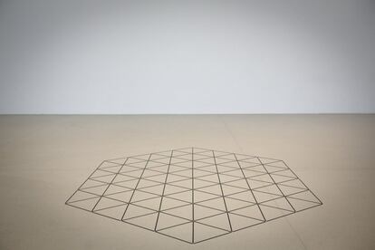 Uno de los hexágonos que Carl Andre realizó en 1976.