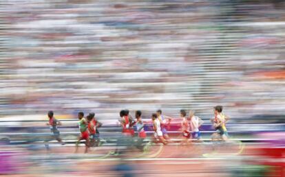 Los atletas compiten en la carrera de los 5.000 metros.