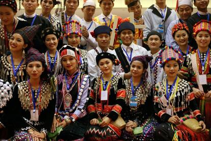 Un grupo de la etnia Kachin en una reunión con el papa Francisco, la líder Aung San Suu Kyi, y miembros de la sociedad civil y cuerpo diplomático en Naypyitaw, el 28 de noviembre.