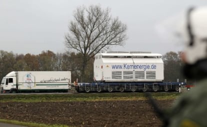 Uno de los contenedores del convoy nuclear, antes de ser cargado en un camión.