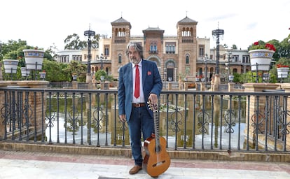 Riqueni, en el parque de Maria Luisa ante el estanque de los lotos, al que le ha dedicado uno de sus temas.