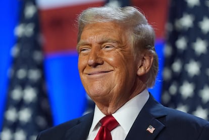 Donald Trump sonríe en la noche electoral en West Palm Beach (Florida).