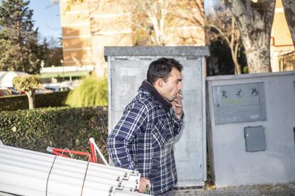 La misión de Bardomero es parecida a buscar una aguja en un pajar. La chatarra es un negocio que, con motivo de la crisis, está en alza, por lo que la competencia ha crecido. A esta dificultad se le añade el hecho de que trabaja sin automóvil, algo que le obliga a dedicarle mucho más tiempo y esfuerzo para obtener la mitad de beneficio.