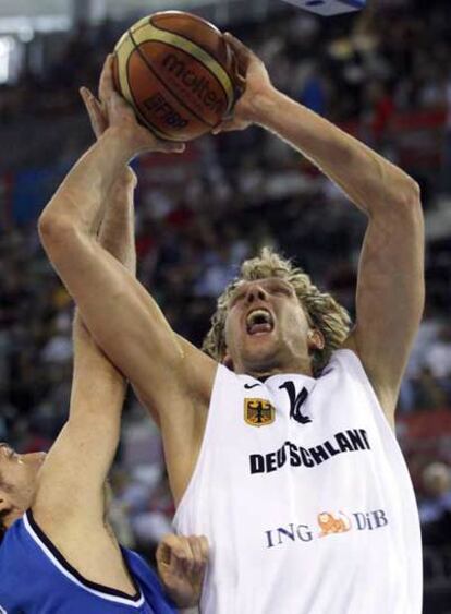 Nowitzki trata de encestar ante Gigli.