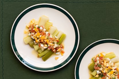 Puerros con vinagreta de tomate, huevo y cebolla receta