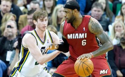 LeBron protege el bal&oacute;n ante Hayward.