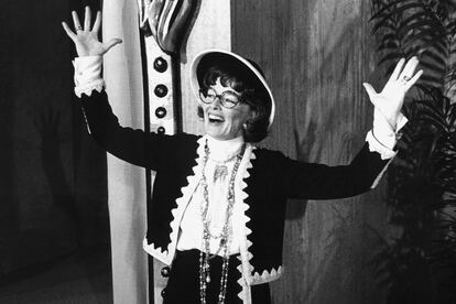 Katherine Hepburn protagonizó Coco, un musical de Broadway basado en la vida de la diseñadora que vio la luz en 1969. Cecil Beaton la inmortalizó, aunque aseguró que poco se parecía su actuación a la fascinante Gabrielle. Eso sí, la chaqueta le queda (casi) igual de bien.