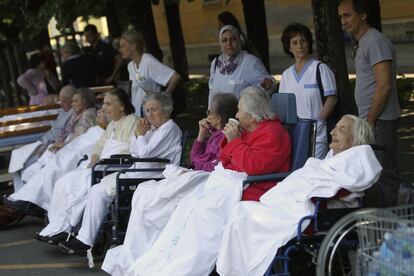 Un grupo de pacientes de un hospital de Crevalcore esperan al aire libre después de ser evacuados por el terremoto.