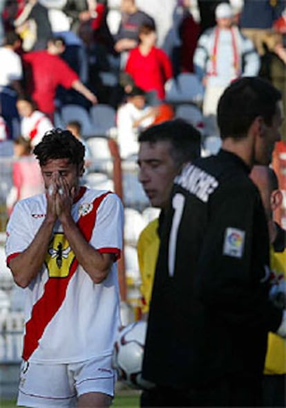 Los jugadores del Rayo Vallecano se lamentan tras una derrota.