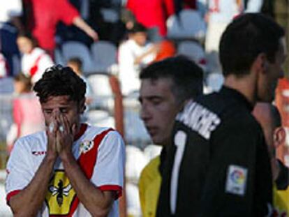 Los jugadores del Rayo Vallecano se lamentan tras una derrota.