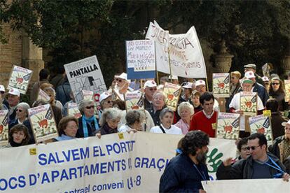 Manifestantes y pancartas, ayer, durante la protesta en contra de los abusos urbanísticos, en la calle del Miguelete de Valencia.