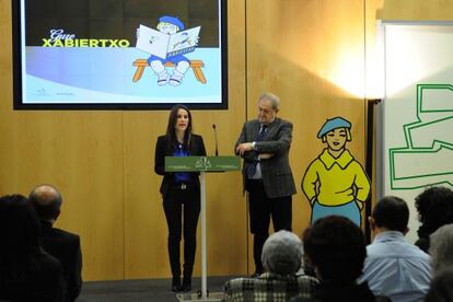 Bakartxo Tejeria, durante la presentación de la exposición 'Gure Xabiertxo', con la que el Parlamento vasco celebra el Día del Euskera.