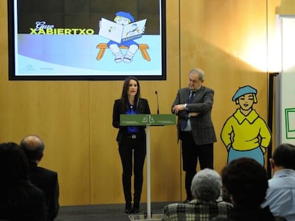 Bakartxo Tejeria, durante la presentación de la exposición 'Gure Xabiertxo', con la que el Parlamento vasco celebra el Día del Euskera.