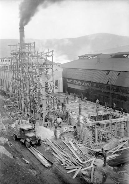 La imagen muestra las obras de construcción de una subcentral eléctrica junto a la Fábrica de Armas de Trubia (Asturias), en los años cincuenta. Se desconoce al autor de la fotografía.  