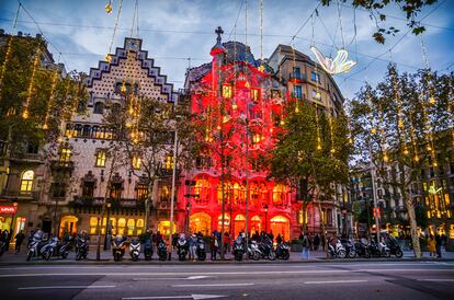Casa Batllo y Casa Amatller en el Paseo de Gracia en Barcelona, una calle iluminada con la decoración navideña.