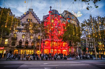 Casa Batllo y Casa Amatller en el Paseo de Gracia en Barcelona, una calle iluminada con la decoración navideña.