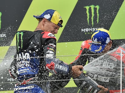 Fabio Quartararo celebra su triunfo junto a Aleix Espargaró.