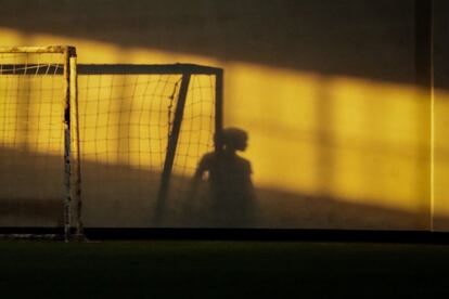 La sombra de una jugadora se proyecta en una pared al terminar un entrenamiento del equipo en Payatas, Quezon City, al norte de Manila (Filipinas).