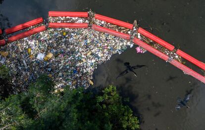 Una barrera flotante de basura, incluidos desechos plásticos, en el río Matías Hernández en la Ciudad de Panamá, 