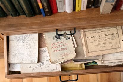 Aspecto del cajón con cuadernos escolares y un bloc de Notas amorosas 1940-1941. 