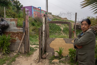 Maria Elena en el terreno de su casa, junto al tanque de la Comisión de Estatal de Servicios Públicos de Tijuana.