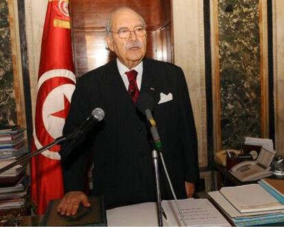 Fued Mebaza, presidente del Parlamento de Túnez, jurando su cargo como presidente interino de Túnez sustituyendo al Primer Ministro Mohamed Ghannouchi, el pasado 15 de enero