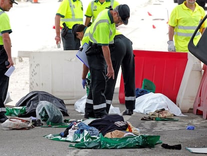 Miembros de la Guardia Civil ordenan la pertenencias de los viajeros del autobús.