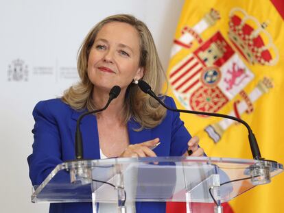 Nadia Calviño, vicepresidenta primera del Gobierno, durante la rueda de prensa tras la reunión con el sector financiero, este viernes en la sede del Ministerio de Economía.