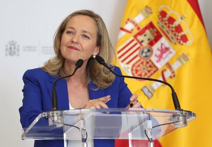 Nadia Calviño, vicepresidenta primera del Gobierno, durante la rueda de prensa tras la reunión con el sector financiero, este viernes en la sede del Ministerio de Economía.