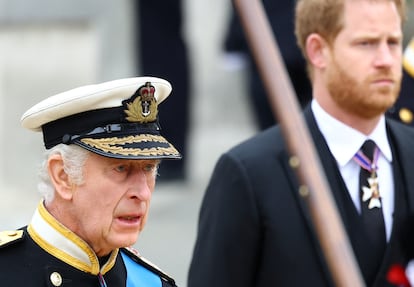 El rey Carlos III y el príncipe Enrique de Inglaterra en el funeral de la reina Isabel II, el 19 de septiembre de 2022, en Londres.