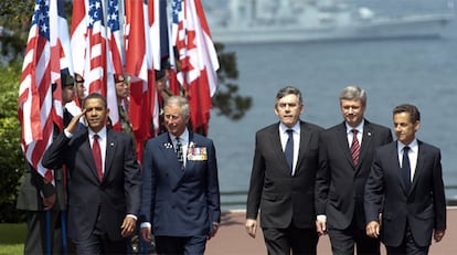 De izquierda a derecha, El presidente de EE UU, Barack Obama, el príncipe Carlos de Inglaterra, el primer ministro Británico, Gordon Brown, el canadiense Stephen Harper, y el presidente francés Nicolas Sarkozy a su llegada al cementerio de Colleville-sur-Mer.