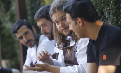 Magnus Nilsson a instrucciones al equipo de Mugaritz.