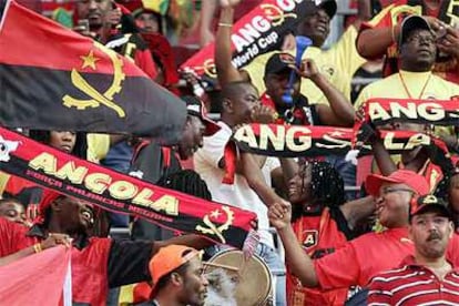 Aficionados angoleños animan a sus jugadores