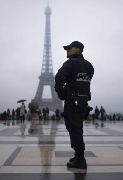 Un agente de la policía francesa en la plaza del Trocadero de París.