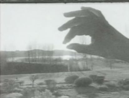 Fotograma de 'Sole in mano' (1973), de Marinella Pirelli.