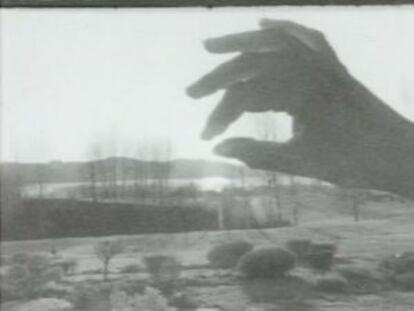 Fotograma de 'Sole in mano' (1973), de Marinella Pirelli.