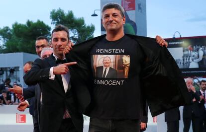 El director Luciano Silighini muestra este sábado una camiseta con el lema 'Weinstein es inocente' en el Festival de Venecia.