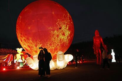 Visitantes recorren el Festival Brilla, el pasado 28 de noviembre.