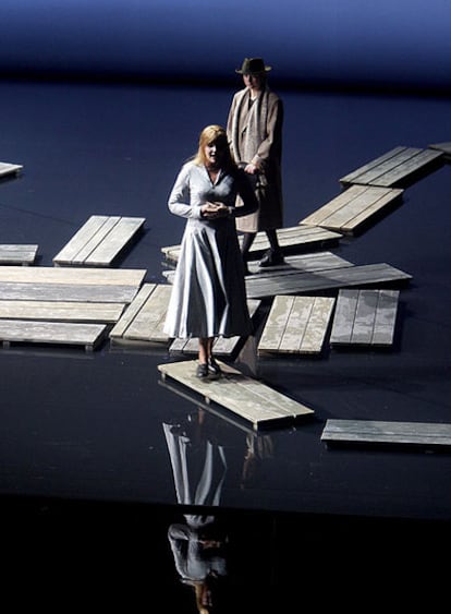 Karita Mattila, de blanco, en <i>Katia Kabanova</i>, en el Teatro Real.